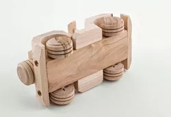 3 Un Maggiolino Volkswagen giocattolo in legno