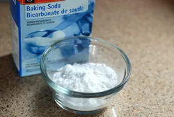 Utilizzo di detersivo per piatti liquido e bicarbonato di sodio